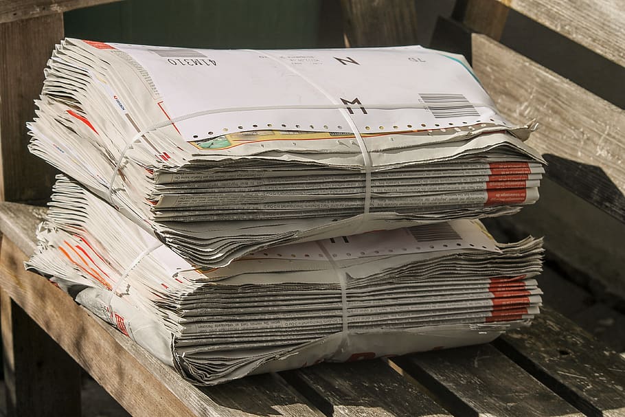 noviny, zásobník, svazku, Lodní doprava, zásobník papíru, papír, tlak, tištěny, informace, distribuovat, visí ven, míst, novinový posel, doručovatel, brožur, hromada, velká skupina objektů, stálý život, stůl, nikdo, vydání, dokument, uvnitř, recyklace, den, hojnost, bílá barva, média, vysoký úhel pohledu, detail, sdělení, dřevo - materiál, podnikání, 4K